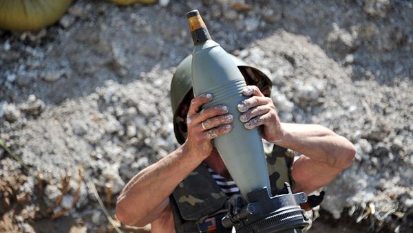Военнослужащий украинской армии готовится к стрельбе из миномета. Архивное фото Военнослужащий украинской армии готовится к стрельбе из миномета. Архивное фото