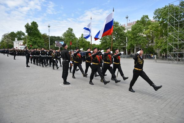 Моряки-черноморцы на площади Нахимова в Севастополе прошли праздничным построением в честь 235-летия Черноморского флота