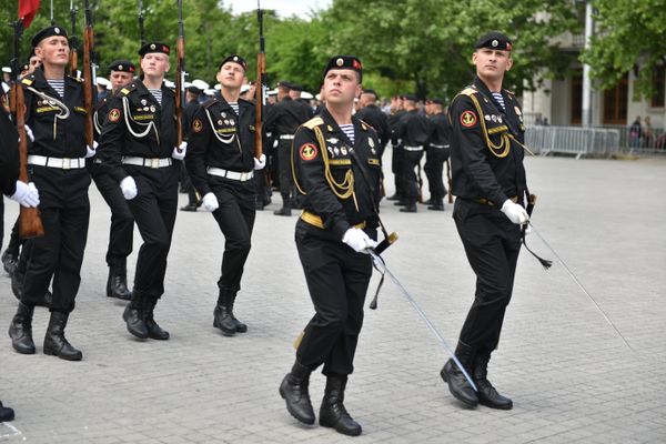 Моряки-черноморцы на площади Нахимова в Севастополе прошли праздничным построением в честь 235-летия Черноморского флота