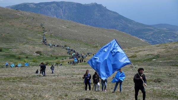Участники траурного восхождения на гору Чатыр-Даг