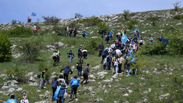Участники траурного восхождения на гору Чатыр-Даг