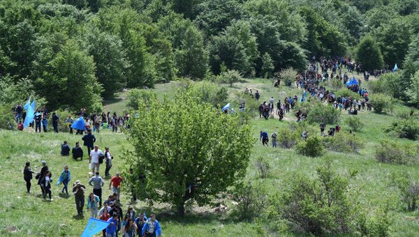 Участники траурного восхождения на гору Чатыр-Даг