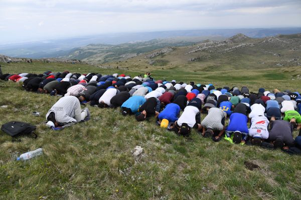 Участники траурного восхождения на гору Чатыр-Даг совершили намаз на вершине