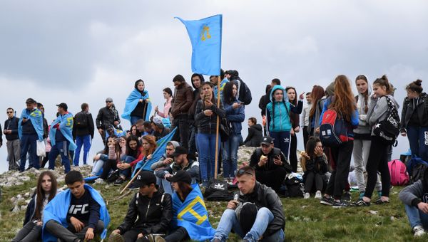 Участники траурного восхождения на гору Чатыр-Даг