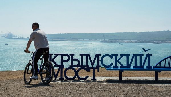 Мужчина на городской набережной в городе Керчь