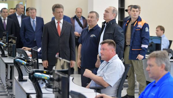 Президент РФ Владимир Путин осматривает Единый центр управления дорожным движением Крымского моста перед торжественной церемонией открытия автодорожной части транспортного перехода через  Керченский пролив. 15 мая 2018