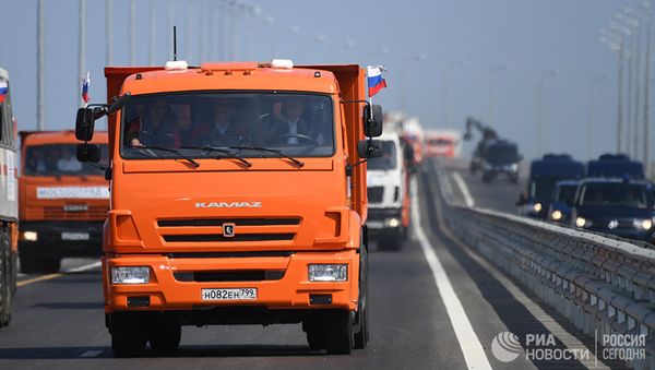 Президент РФ Владимир Путин за рулем головной автомашины «Камаз» во время проезда колонны строительной техники по автодорожной части Крымского моста на торжественной церемонии открытия транспортного перехода