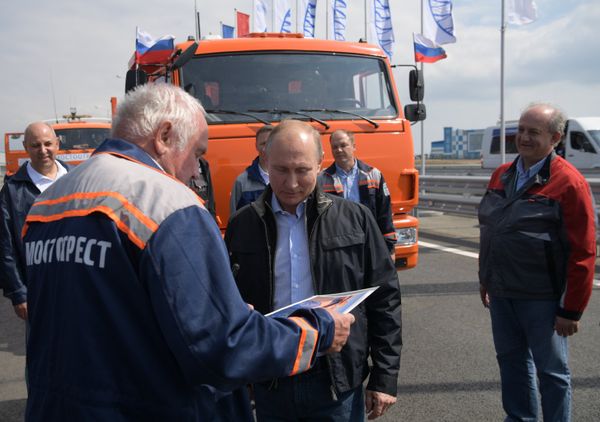 Президент РФ Владимир Путин во время беседы на нулевом километре со строителями Крымского моста во время торжественной церемонии открытия автодорожной части транспортного перехода через Керченский пролив. 15 мая 2018 Президент РФ Владимир Путин во время беседы на нулевом километре со строителями Крымского моста во время торжественной церемонии открытия автодорожной части транспортного перехода через Керченский пролив. 15 мая 2018
