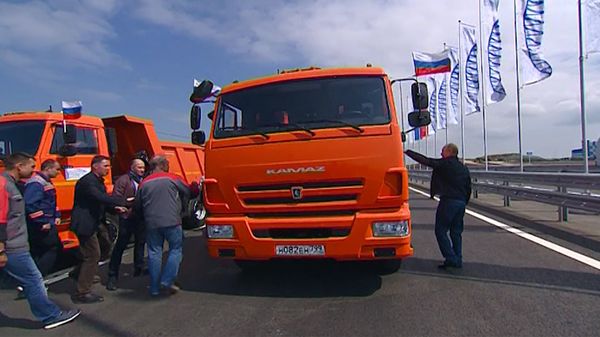 Путин за рулем КамАЗа промчался по Крымскому мосту