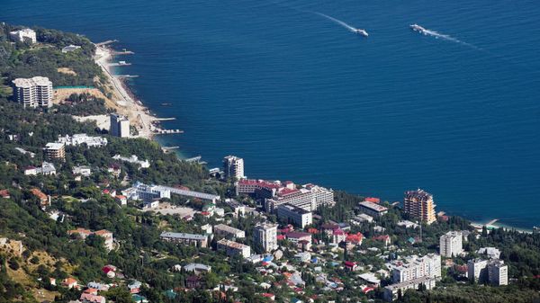 Вид на Черноморское побережье и поселок Мисхор с вершины горы Ай-Петри в Крыму
