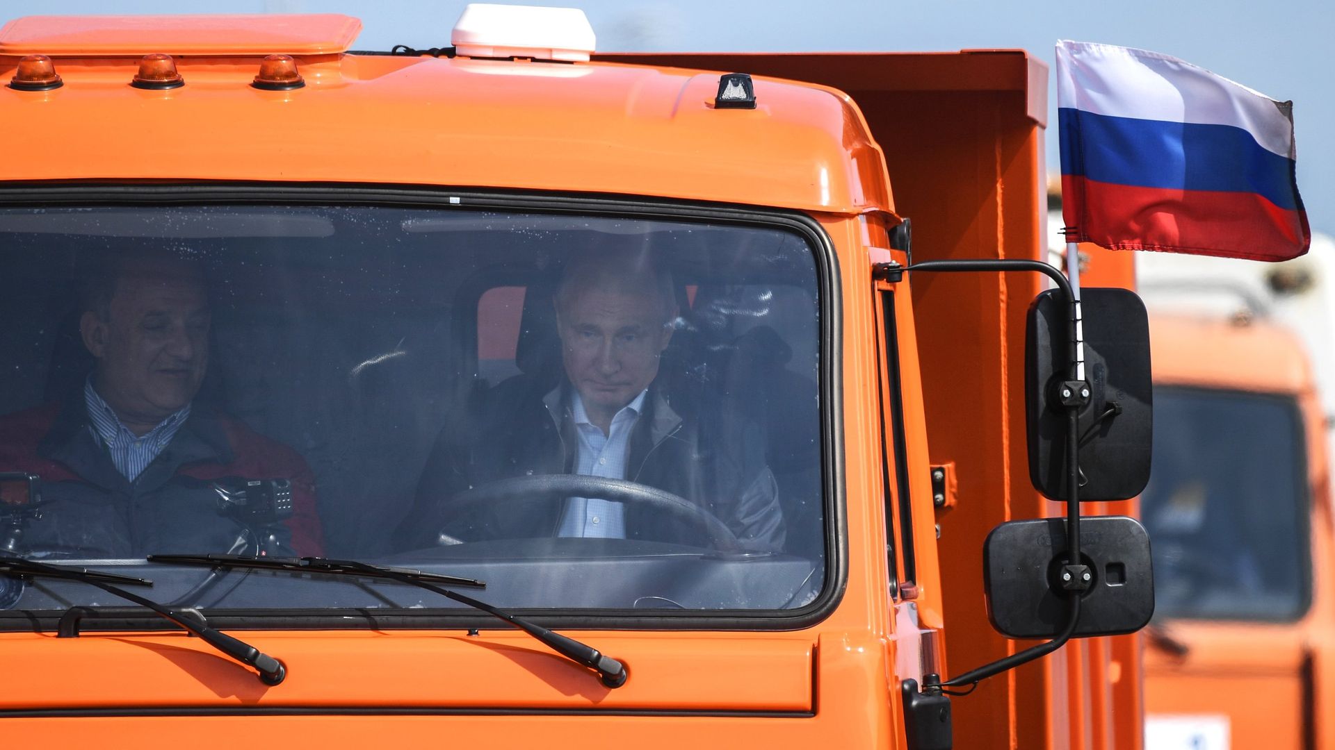 Президент РФ Владимир Путин за рулем автомобили КамАЗ во время проезда колонны строительной техники по автодорожной части Крымского моста на торжественной церемонии открытия транспортного перехода. 15 мая 2018 - РИА Новости, 1920, 15.05.2018