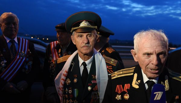 Люди в ожидании открытия движения по Крымскому мосту. 16 мая 2018