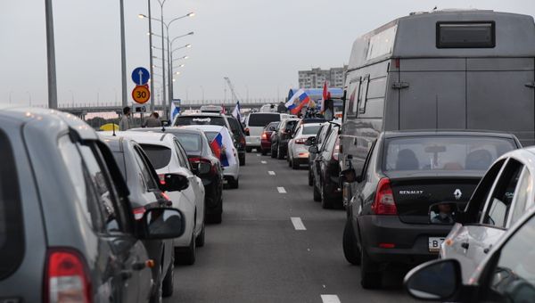 Люди в ожидании открытия движения по Крымскому мосту. 16 мая 2018