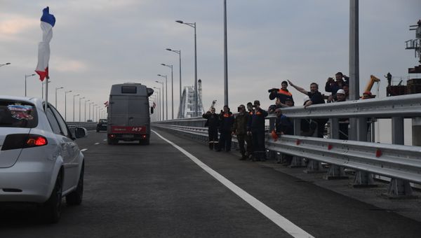 Начало движения автомобилей по Крымскому мосту. 16 мая 2018