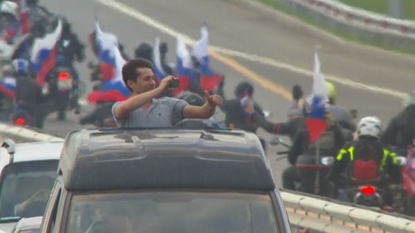 Путешественники приветствовали друг друга, впервые проезжая по Крымскому мосту