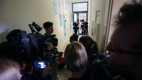 Журналисты у офиса РИА Новости Украина в Киеве, где СБУ проводит обыски. 15 мая 2018