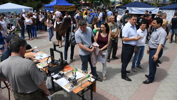 Всекрымская ярмарка вакансий на площади им. Ленина в Симферополе