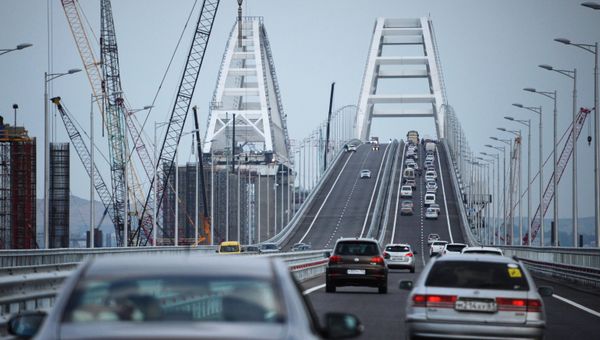 Начало автомобильного движения по Крымскому мосту
