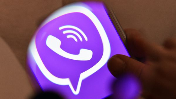 Логотип мессенджера Viber на экране смартфона