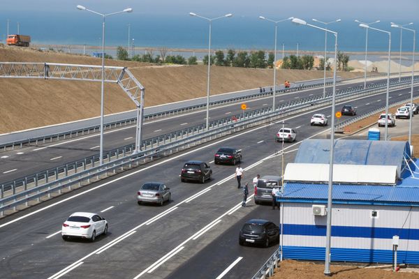 Автомобильное движение по автодорожной части Крымского моста