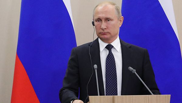 Президент РФ Владимир Путин на пресс-конференции по итогам встречи с федеральным канцлером ФРГ Ангелой Меркель в Сочи. 18 мая 2018 Президент РФ Владимир Путин на пресс-конференции по итогам встречи с федеральным канцлером ФРГ Ангелой Меркель в Сочи. 18 мая 2018