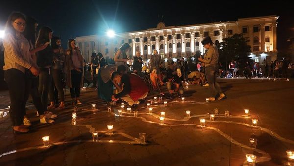 Акция Зажги огонь в своем сердце на площади им. Ленина в Симферополе Акция Зажги огонь в своем сердце на площади им. Ленина в Симферополе