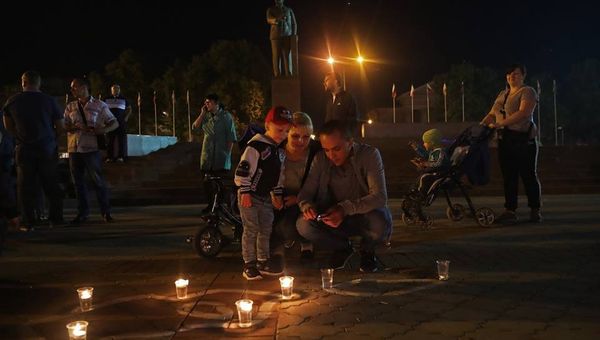 Акция Зажги огонь в своем сердце на площади им. Ленина в Симферополе Акция Зажги огонь в своем сердце на площади им. Ленина в Симферополе