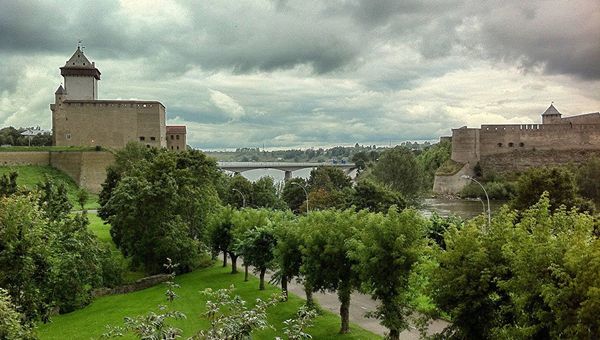 Замок Германа Нарвы (Эстония) и Ивангородская крепость (Россия) на берегах реки Нарва