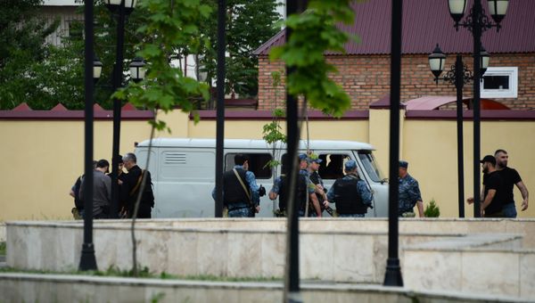 Сотрудники правоохранительных органов у церкви Архангела Михаила в центре Грозного