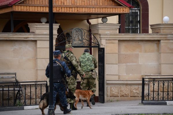 Сотрудники правоохранительных органов у церкви Архангела Михаила в центре Грозного