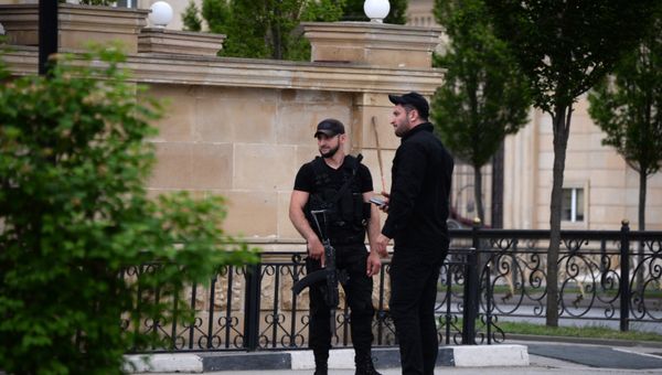 Сотрудники правоохранительных органов у церкви Архангела Михаила в центре Грозного