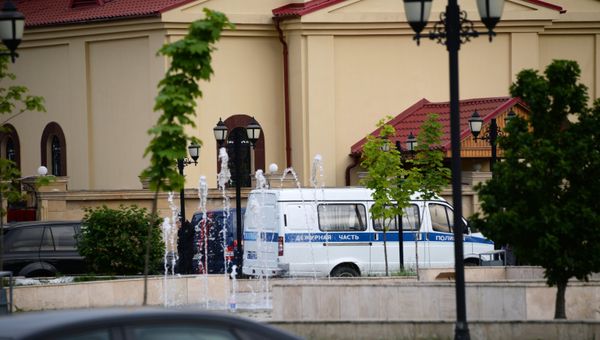Сотрудники правоохранительных органов у церкви Архангела Михаила в центре Грозного