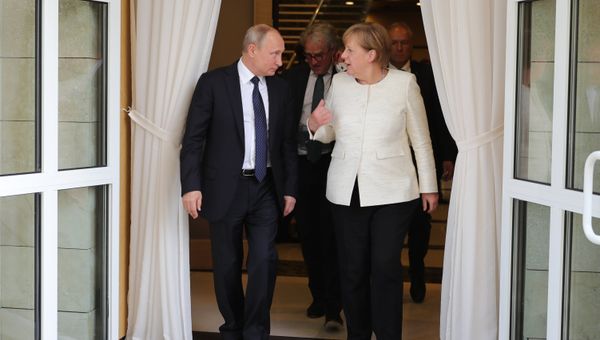 Президент РФ Владимир Путин и федеральный канцлер ФРГ Ангела Меркель после российско-немецких переговоров в Сочи