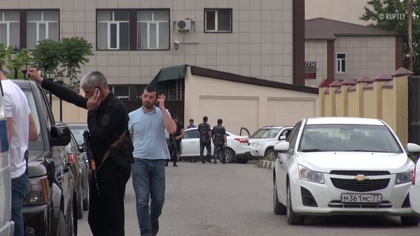 Первые кадры с места атаки боевиков на прихожан церкви в Грозном