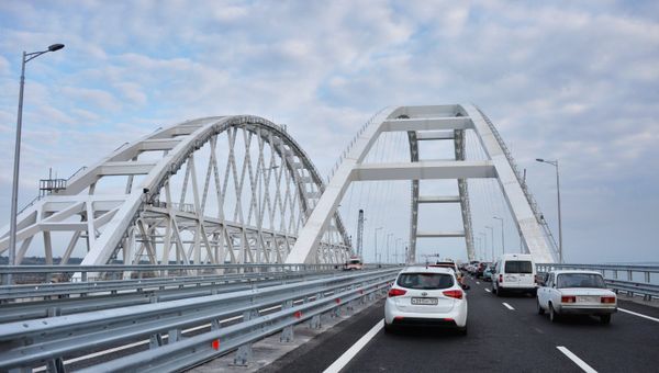 Автомобильное движение по автодорожной части Крымского моста Автомобильное движение по автодорожной части Крымского моста