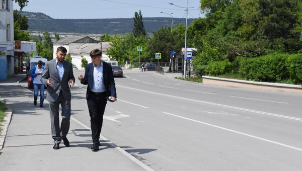 Глава администрации Бахчисарая Александр Трянов и корреспондент РИА Новости Крым Владислав Сергиенко