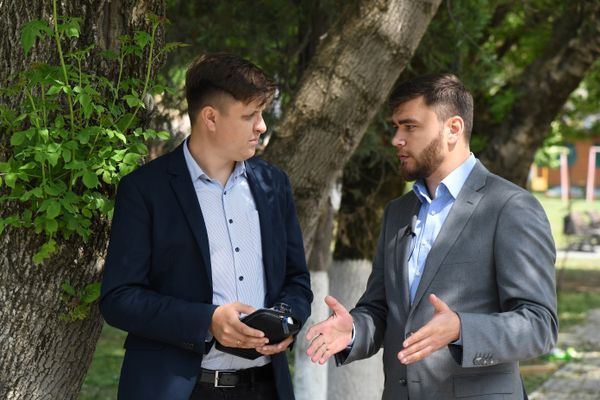 Корреспондент РИА Новости Крым Владислав Сергиенко и глава администрации Бахчисарая Александр Трянов
