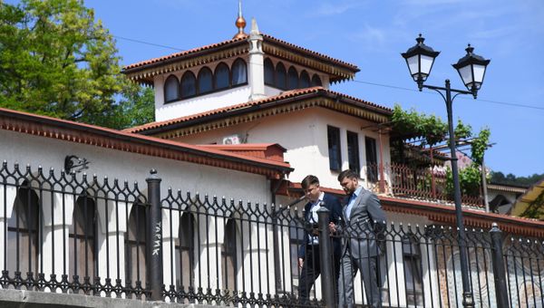 Глава администрации Бахчисарая Александр Трянов и корреспондент РИА Новости Крым Владислав Сергиенко