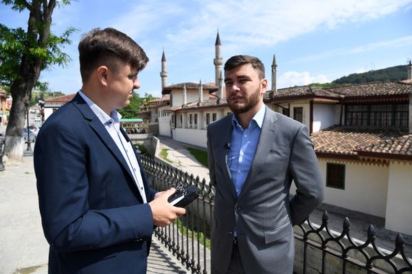 Корреспондент РИА Новости Крым Владислав Сергиенко и глава администрации Бахчисарая Александр Трянов