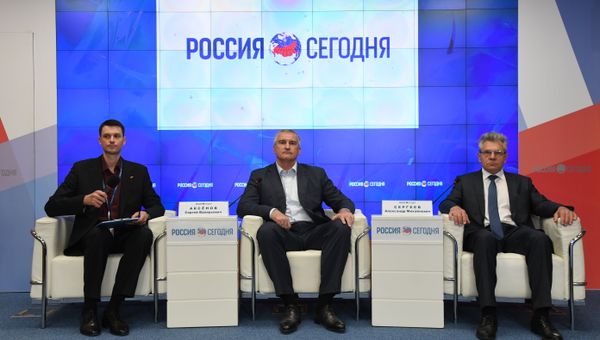 Глава Республики Крым Сергей Аксенов и президент Российской академии наук Александр Сергеев на пресс-конференции в мультимедийном пресс-центре МИА Россия сегодня в Симферополе