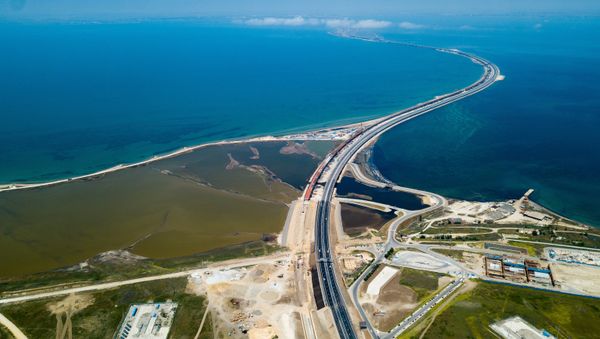 Начало автомобильного движения по Крымскому мосту