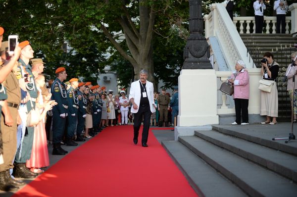 Народный артист Украины Михаил Голубович на красной дорожке в честь открытия международного кинофорума Золотой Витязь в Севастополе