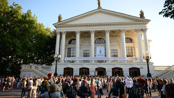 Театр им. Луначарского в Севастополе перед открытием международного кинофорума Золотой Витязь