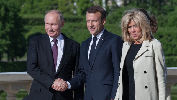 Президент РФ Владимир Путин и президент Франции Эмманюэль Макрон с супругой Брижит во время встречи в Константиновском дворце в Стрельне на полях Петербургского международного экономического форума - 2018. 24 мая 2018
