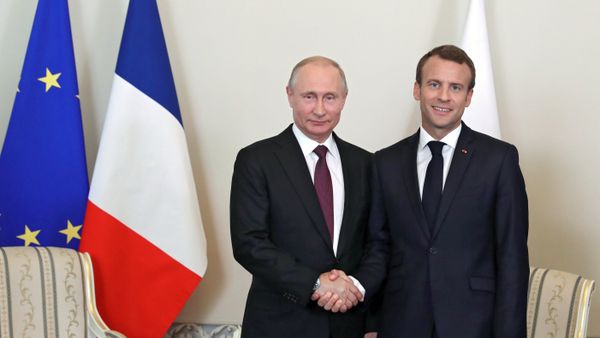 Президент РФ Владимир Путин и президент Франции Эммануэль Макрон во время встречи в Константиновском дворце. 24 мая 2018