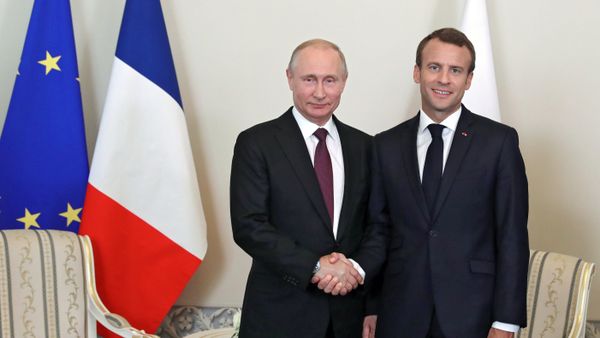 Президент РФ Владимир Путин и президент Франции Эммануэль Макрон во время встречи в Константиновском дворце. 24 мая 2018