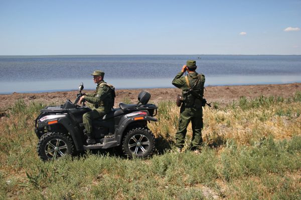 Пограничники на квадроцикле на заставе в северном Крыму во время работы Пограничники на квадроцикле на заставе в северном Крыму во время работы