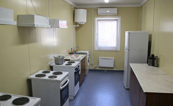 Кухня в модульном доме на территории пограничной заставы в Северном Крыму Кухня в модульном доме на территории пограничной заставы в Северном Крыму