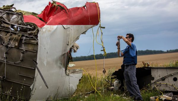 Поисковые работы на месте крушения малайзийского лайнера Boeing 777 в районе Шахтерска