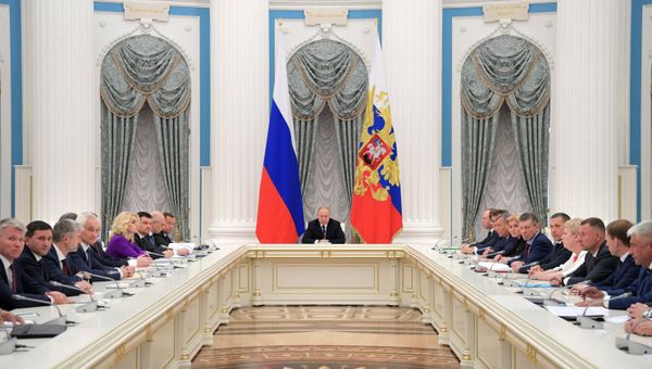Президент РФ В. Путин провел совещание с членами правительства РФ Президент РФ В. Путин провел совещание с членами правительства РФ